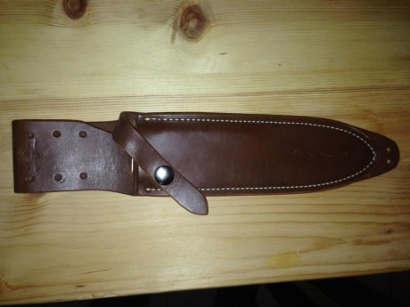 BUENAS TARDES, PONGO A LA VENTA CUCHILLO BOKER PLUS APPARO, CON DOS FUNDAS (NEGRA ORIGINAL Y OTRA IMPORTADA 01