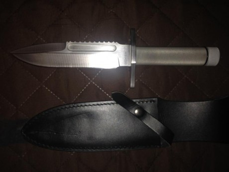BUENAS TARDES, PONGO A LA VENTA CUCHILLO BOKER PLUS APPARO, CON DOS FUNDAS (NEGRA ORIGINAL Y OTRA IMPORTADA 00