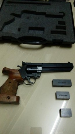 Magnifico revolver Alfa de seis disparos y seis pulgadas con guia en el lomo del cañon para elementos 00