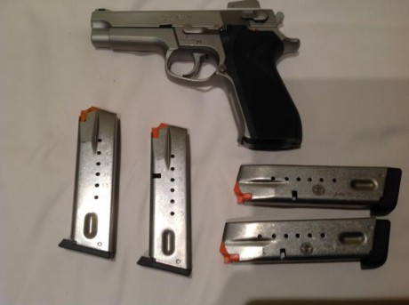 VENDO PISTOLA SMITH&WESSON 5906  CALIBRE 9 mm PARABELUM . EN PERFECTO ESTADO . HA DISPARADO MUY POCOS 02