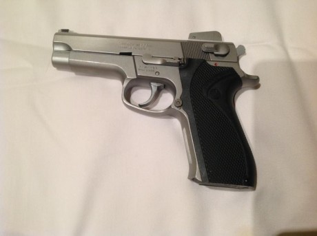 VENDO PISTOLA SMITH&WESSON 5906  CALIBRE 9 mm PARABELUM . EN PERFECTO ESTADO . HA DISPARADO MUY POCOS 01