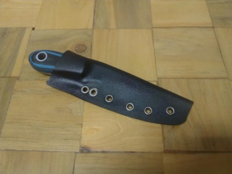 Acero D2
Longitud filo: 6.3cm
Longitud total: 14.2cm
Grosor: 3mm
Cachas de G10
Acabado al ácido.
Precio: 00