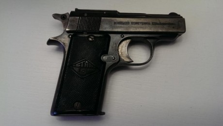 Pistola semiautomática de cañón fijo y martillo a la vista fabricada en 1933. Calibre 6'35. Este modelo 01