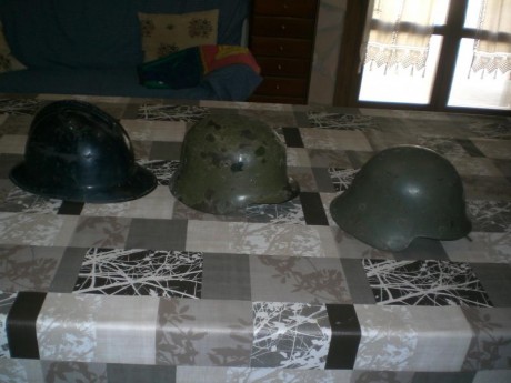 Vendo tres cascos militares: dos españoles y uno francés. Precio: 100 euros los tres, portes incluidos.

Por 02