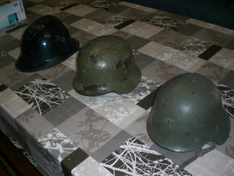 Vendo tres cascos militares: dos españoles y uno francés. Precio: 100 euros los tres, portes incluidos.

Por 01