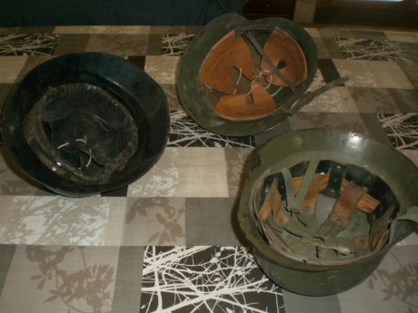 Vendo tres cascos militares: dos españoles y uno francés. Precio: 100 euros los tres, portes incluidos.

Por 00
