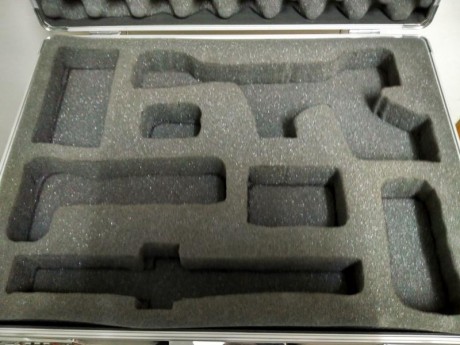 Maletin  de aluminio con espumas. 60 euros. Mas gastos 11