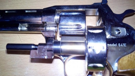 Hola a todos.
Pongo a la venta un revólver Flobert de la marca ALFA Modelo 641E, de 4" de cañón, 40
