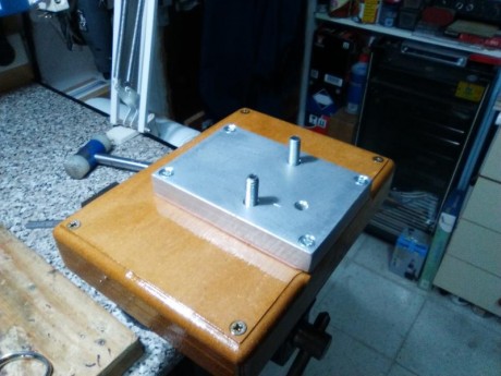 Buenas.
Os pongo unas fotos de la placa que me he fabricado para calentar una recalibradora RCBS.
Es similar 01