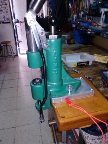 Buenas.
Os pongo unas fotos de la placa que me he fabricado para calentar una recalibradora RCBS.
Es similar 00