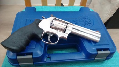 Vendo revolver Smith Wesson, modelo 686 inoxidable, cuatro pulgadas, calibre 357 Magnum o 38 especial, 11