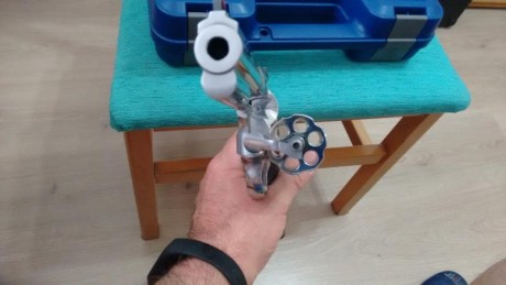 Vendo revolver Smith Wesson, modelo 686 inoxidable, cuatro pulgadas, calibre 357 Magnum o 38 especial, 10
