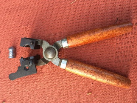 Vendo Turquesa, calibre 50 de maxibala, marca Lyman, con tenazas. 
Solo pido 60. IMG_2913.JPG  IMG_2912.JPG 02