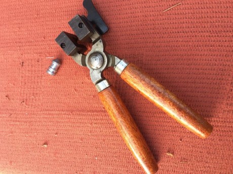 Vendo Turquesa, calibre 50 de maxibala, marca Lyman, con tenazas. 
Solo pido 60. IMG_2913.JPG  IMG_2912.JPG 00