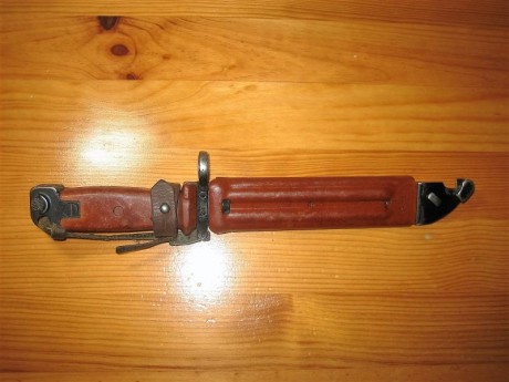 Hola. Vendo esta bayoneta original, usada pero bien conservada, misma numeración en funda y cuchillo. 02