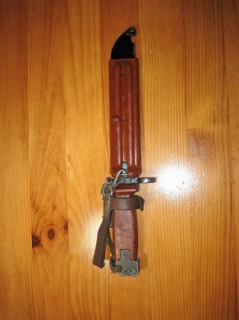 Hola. Vendo esta bayoneta original, usada pero bien conservada, misma numeración en funda y cuchillo. 01