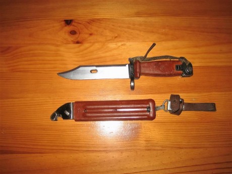 Hola. Vendo esta bayoneta original, usada pero bien conservada, misma numeración en funda y cuchillo. 00