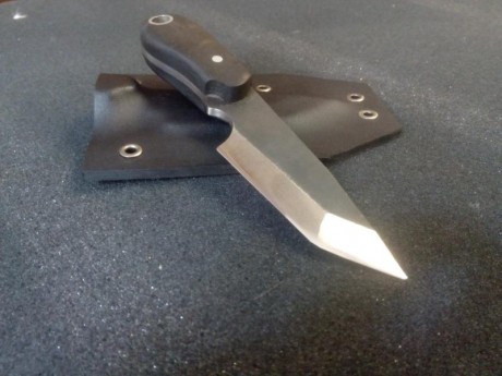 Pongo a la venta este cuchillo artesanal.
Acero D2
Longitud hoja 7.2cm
Longitud total: 15.2
Espesor: 3mm
Empuñadura 00