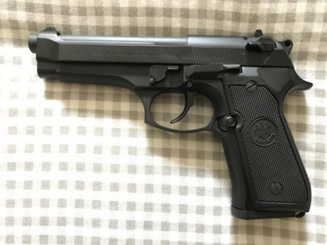 Pues eso Beretta 92fs 9 mm con carro 22 lr. Estado IMPECABLE. 450euros. 60