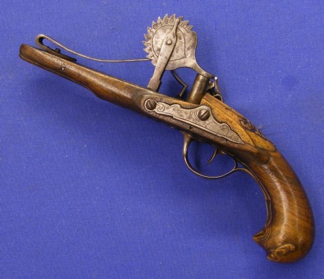 Unas fotos de provadores de polvora surtidos, no son armas pero tienen un papel secundario bastante importante 31