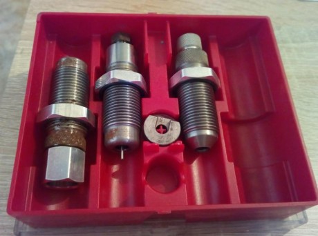 Buenas, vendo todos los accesorios que tengo de recarga. Hay maquina, dies y puntas. Estan tal y como 20