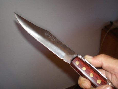 Pues eso vendo navaja j.sanz, no es de muelles, pone inox vanadio
Medidas largo total 35cm, largo hoja 10
