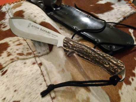 Aitor modelo Safari, años 80 completamente nuevo a estrenar con su correspondiente funda de cuero .
Machete 01