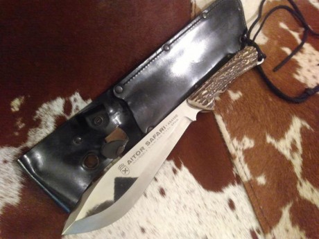 Aitor modelo Safari, años 80 completamente nuevo a estrenar con su correspondiente funda de cuero .
Machete 00