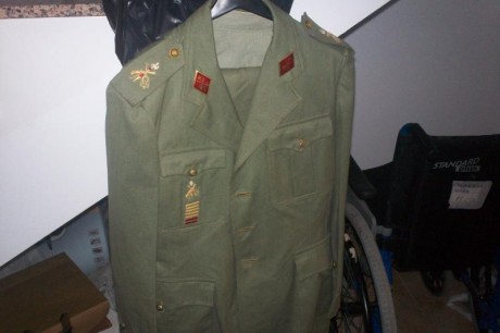 vendo uniforme de brigada de la  legion de los años 50,pertenecio a mi tio abuelo,esta impecable
el precio 02