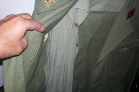 vendo uniforme de brigada de la  legion de los años 50,pertenecio a mi tio abuelo,esta impecable
el precio 01