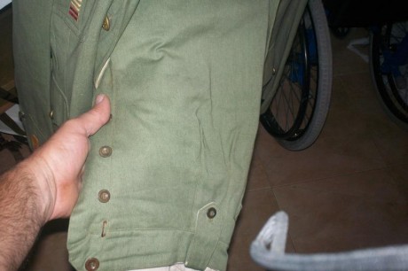 vendo uniforme de brigada de la  legion de los años 50,pertenecio a mi tio abuelo,esta impecable
el precio 00