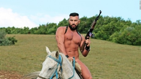 Para flipar por colores, en fin, el mundo esta algo perdido:
https://smoda.elpais.com/moda/plumofobia-puedes-gay-lesbiana-no-se-note/?id_externo_rsoc=FB_CM
Saludos.
 00