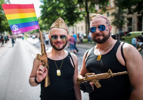 Para flipar por colores, en fin, el mundo esta algo perdido:
https://smoda.elpais.com/moda/plumofobia-puedes-gay-lesbiana-no-se-note/?id_externo_rsoc=FB_CM
Saludos.
 60