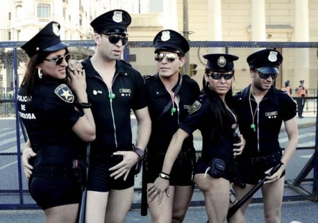 Para flipar por colores, en fin, el mundo esta algo perdido:
https://smoda.elpais.com/moda/plumofobia-puedes-gay-lesbiana-no-se-note/?id_externo_rsoc=FB_CM
Saludos.
 50