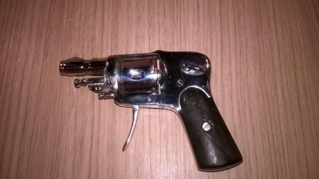 Holá a todos!
Alguen me sabe decir la Marca,Fabricante Modelo e el Cal e el Anho de este revolver que 01