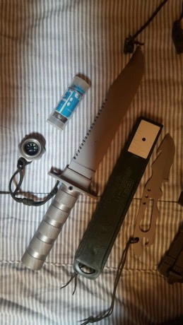 Buenas:
Vendo este famoso cuchillo. Lleva muchos años conmigo. Con pena, vendo por falta de espacio. En 02