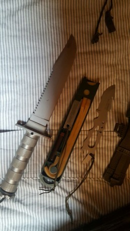 Buenas:
Vendo este famoso cuchillo. Lleva muchos años conmigo. Con pena, vendo por falta de espacio. En 00