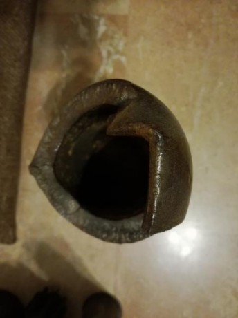 Proyectil de artilleria de la guerra civil. Tal y como se ve en la foto, no tiene ningún peligro ya que 02