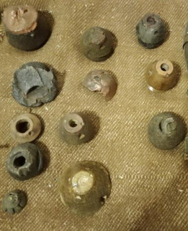 Lote de restos de espoletas de la guerra civil. Todo el material está inerte, es solo hierro decorativo 01