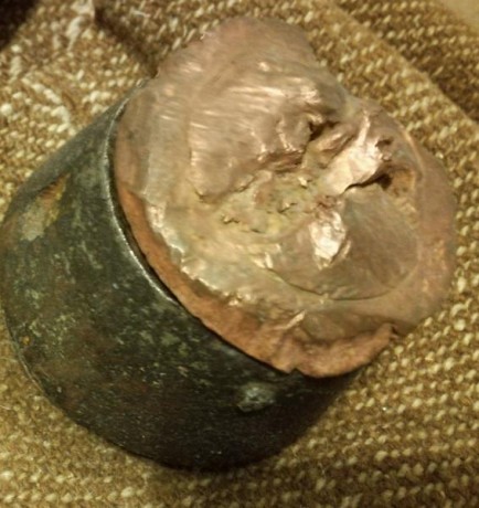 Lote de restos de espoletas de la guerra civil. Todo el material está inerte, es solo hierro decorativo 00