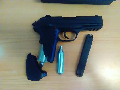Hola. Pongo a la venta una pistola gamo PT-85 blowback co2 sólo estrenada. 

Semiautomática. Funciona 11