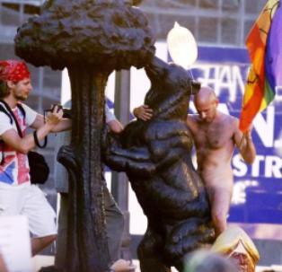 Para flipar por colores, en fin, el mundo esta algo perdido:
https://smoda.elpais.com/moda/plumofobia-puedes-gay-lesbiana-no-se-note/?id_externo_rsoc=FB_CM
Saludos.
 00