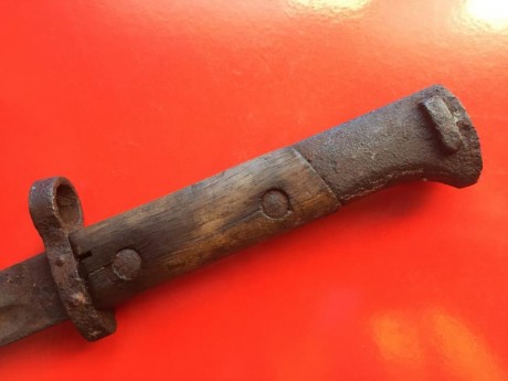 Mide 52 cm en total, 39 el filo. Tiene las cachas de madera y la vaina es de metal. Tiene el filo hacia 02