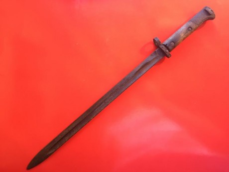 Mide 52 cm en total, 39 el filo. Tiene las cachas de madera y la vaina es de metal. Tiene el filo hacia 11
