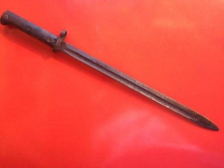 Mide 52 cm en total, 39 el filo. Tiene las cachas de madera y la vaina es de metal. Tiene el filo hacia 10
