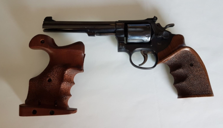 Revolver usado con excelente precision i disparador. Lleva dos cachas, una knill que es la que lleva puesta 00