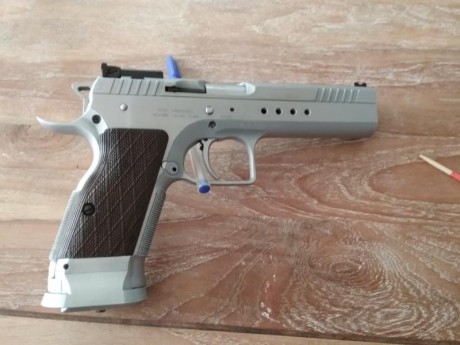 Pistola semiautomática de simple acción con cañón poligonal cónico de 5", el armazón llega hasta 02