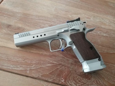 Pistola semiautomática de simple acción con cañón poligonal cónico de 5", el armazón llega hasta 01