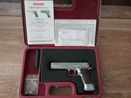 Pistola semiautomática de simple acción con cañón poligonal cónico de 5", el armazón llega hasta 00