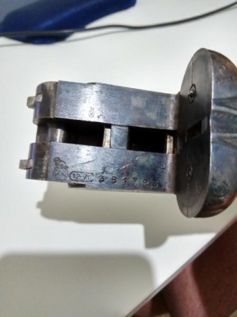 Cambiaría por rifle semiautomático, aportando diferencia. Escopeta paralela Aya, posiblemente modelo 116? 10